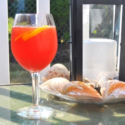 Summer Sips: Bubbly Strawberry Sangria