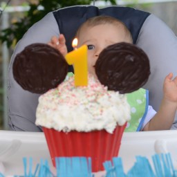 Decorating Ideas (and Recipes) for Mickey and Minnie Cupcakes and Cake