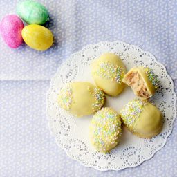 Easy 4-Ingredient Golden Oreo Easter Egg Truffles